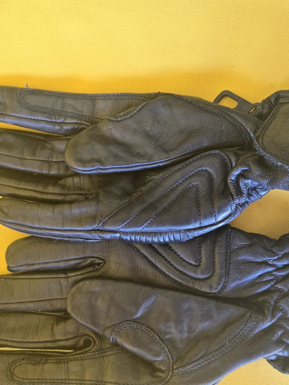 Source Unknown Black Leather Women's Gloves with Quilted Wrist Detail